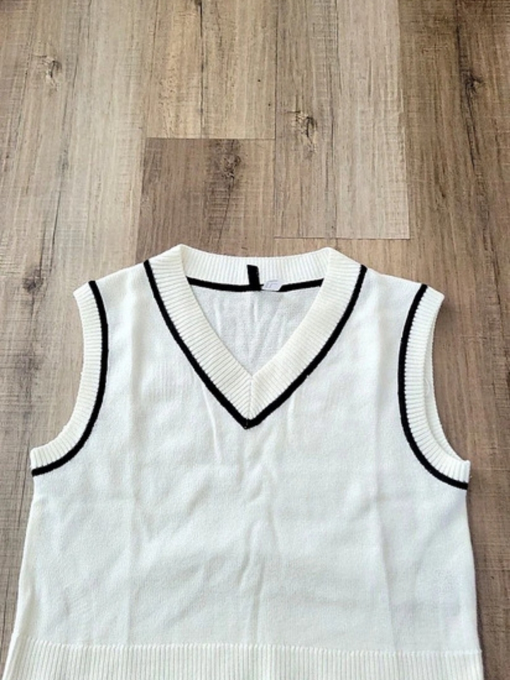 H&Medium V-Neck Sweater Vest in White & Black Size Medium